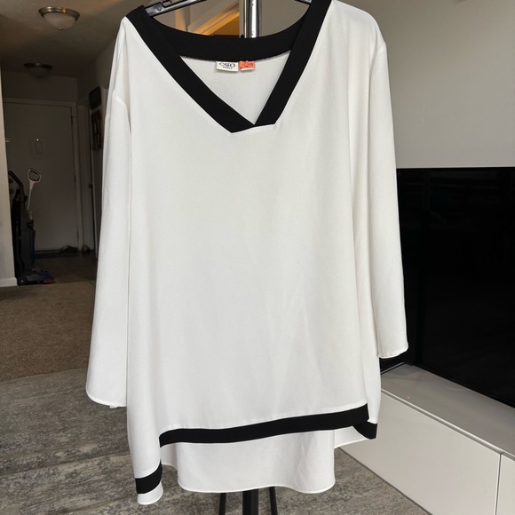 CATO Woman V-Neck Plus Women's V-Neck Blouse 26/28W - Picture 1 of 4